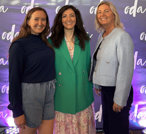 Tre personer som smiler til kameraet