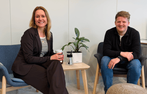 To personer som sitter og smiler