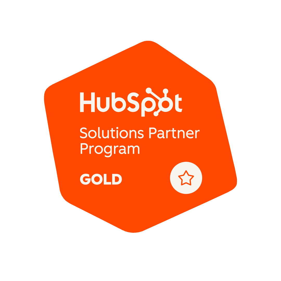 Oransje logo med informasjon om Gull medlem i HubSpot Partner Program